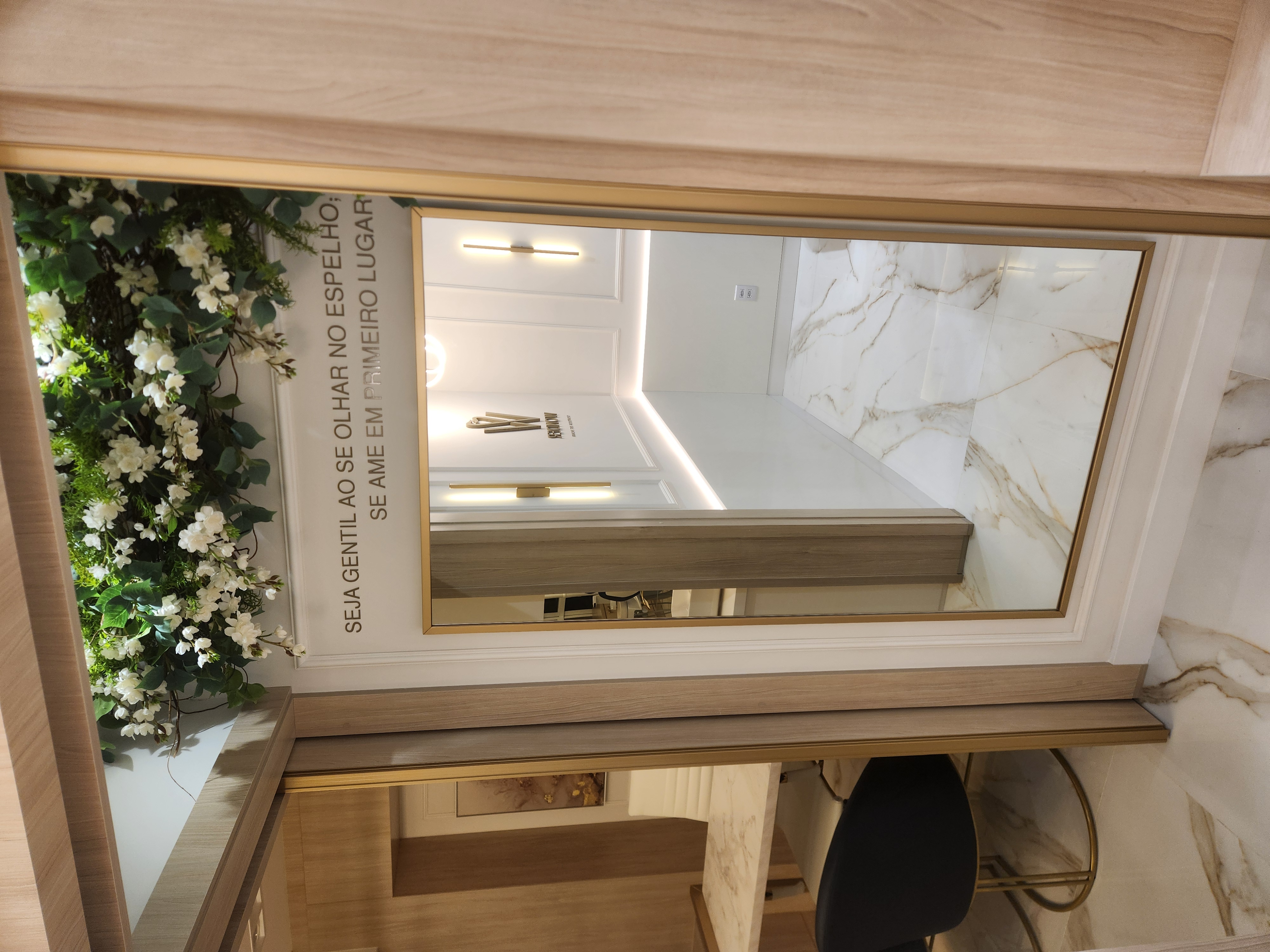 Corredor acolhedor com mensagem inspiradora e flores