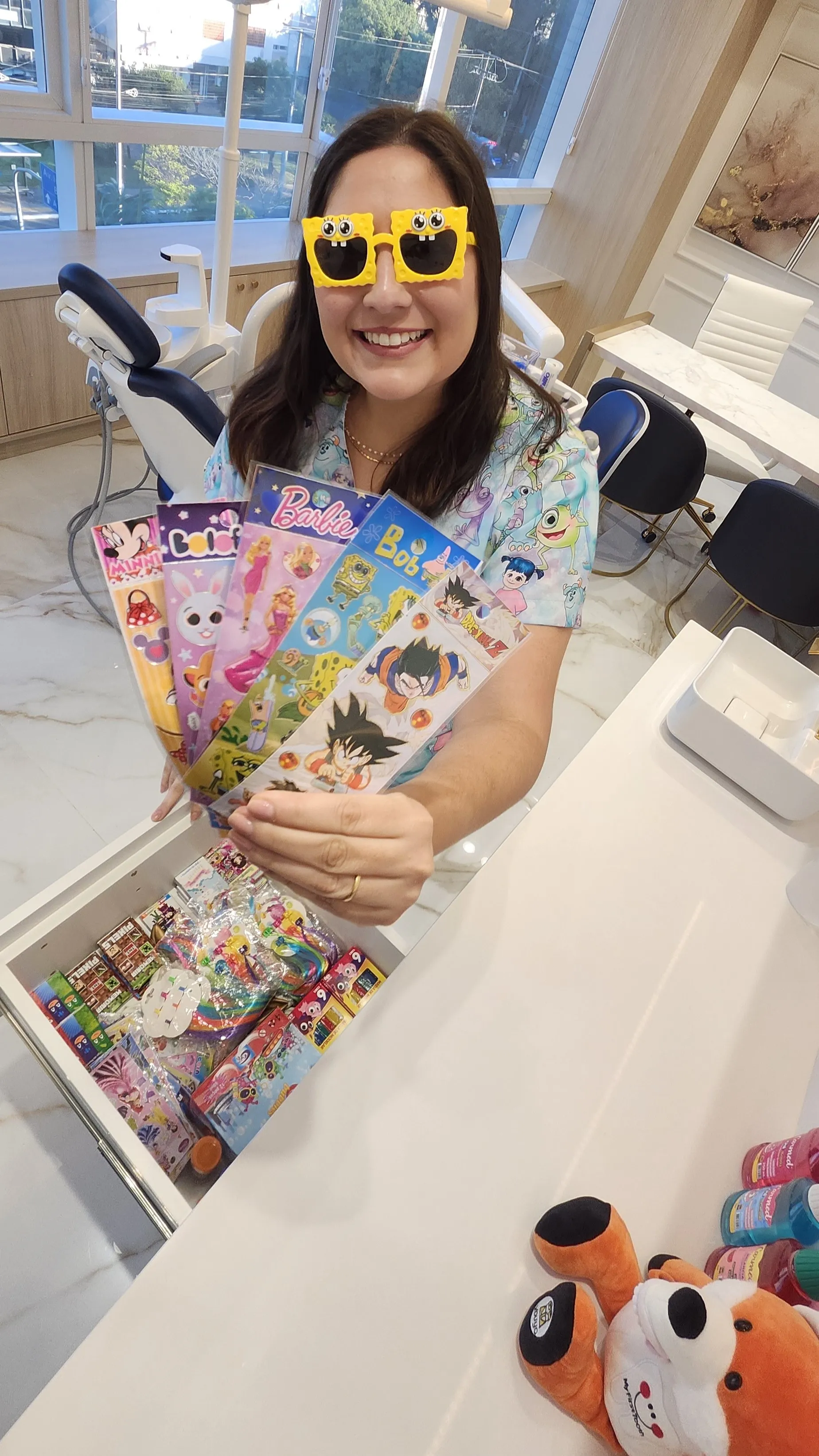 Dra. Mara com óculos de Bob Esponja e figurinhas