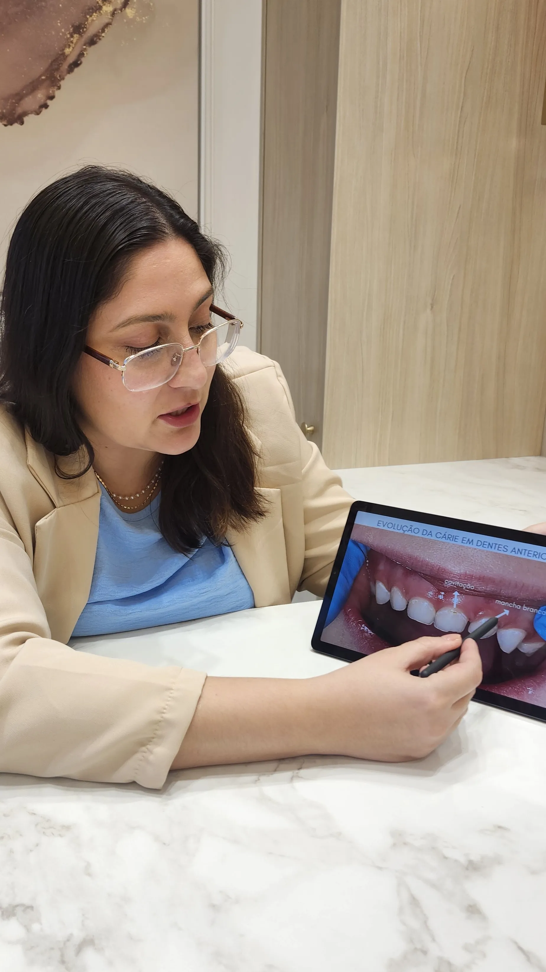 Dra. Mara explicando evolução da cárie